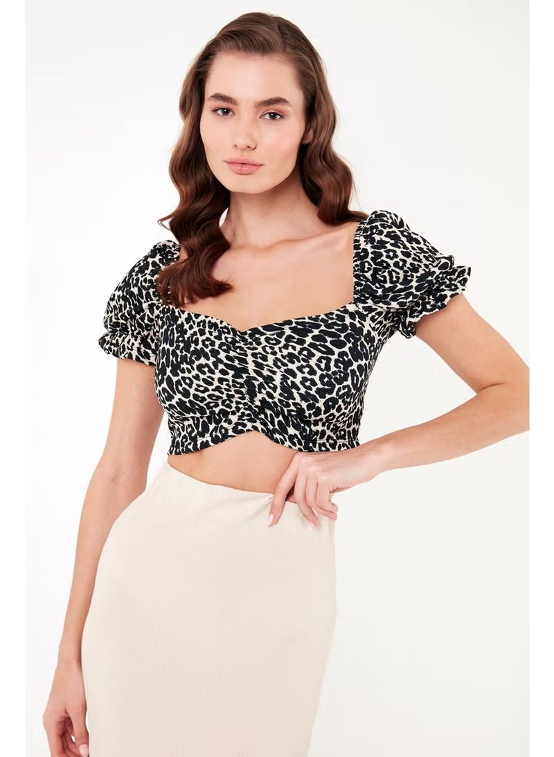 Lela بلوزة نسائية بقصة ضيقة مع تفاصيل طية قلبية وقصة قصيرة 5865601 - Image 3